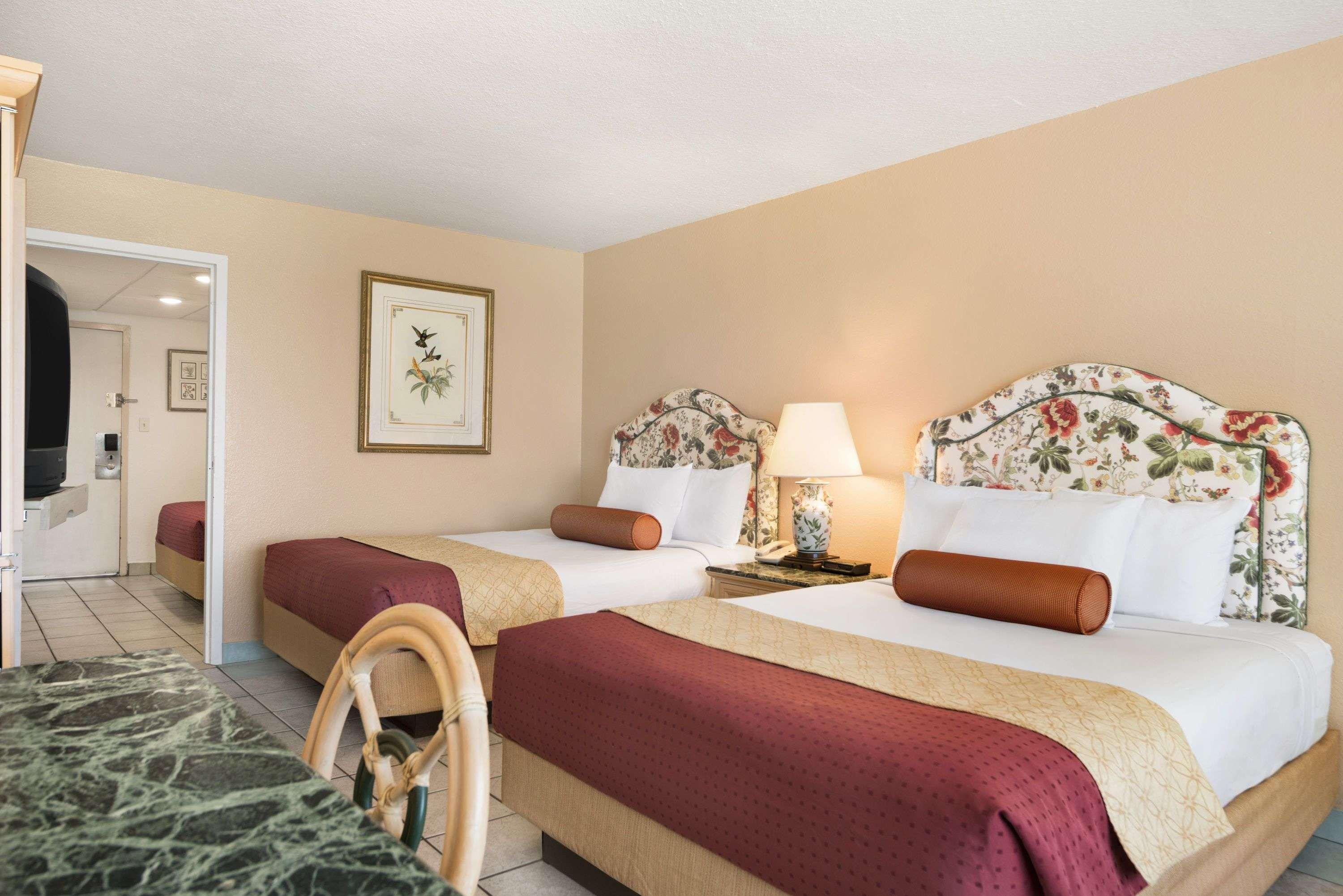Days Inn By Wyndham Panama City Beach/Ocean Front Exterior foto