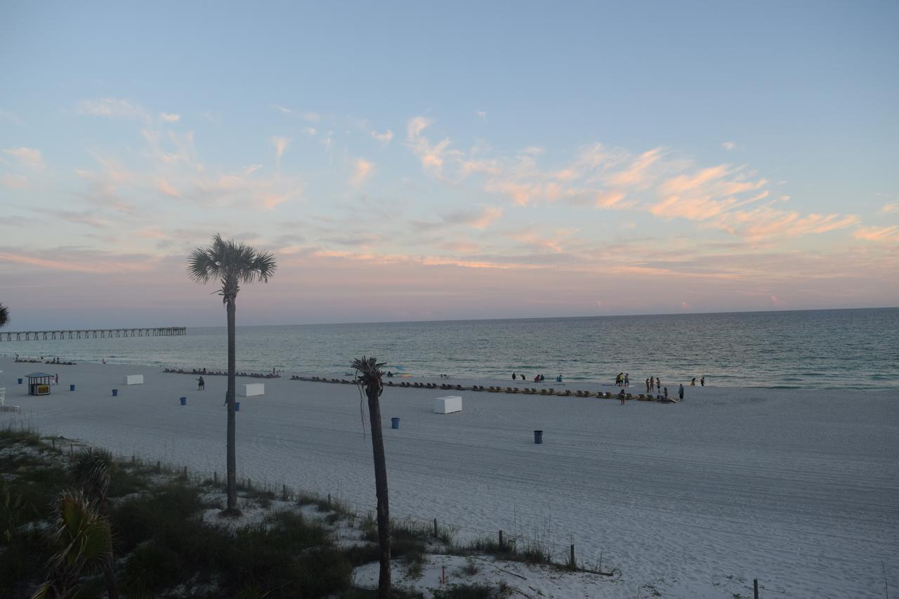 Days Inn By Wyndham Panama City Beach/Ocean Front Exterior foto